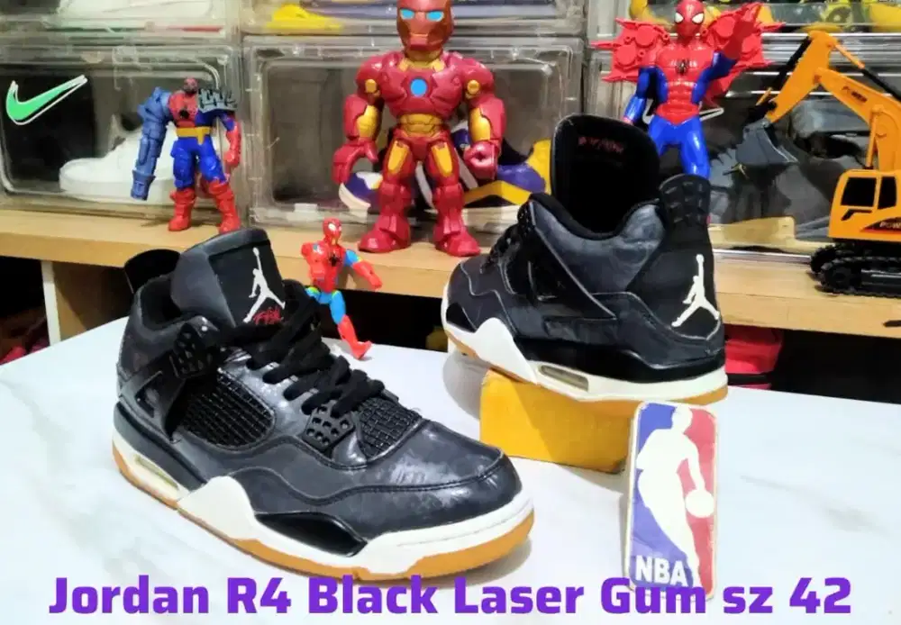 Sepatu Basket Nike Jordan Retro 4 Black Laser Gum