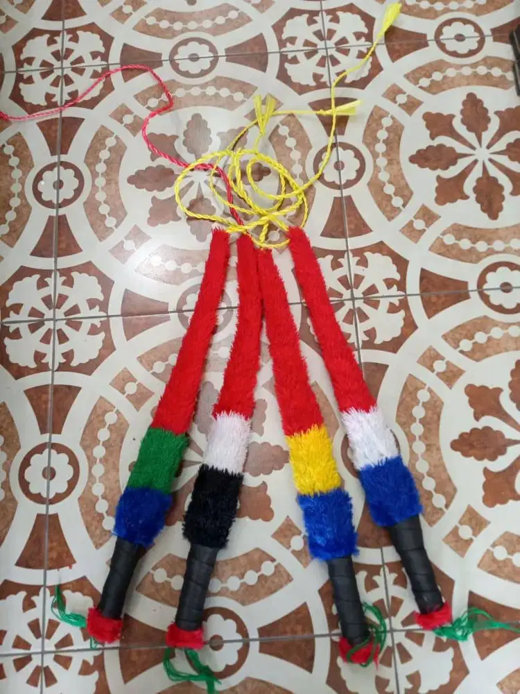 mainan anak pecut bulu tebal