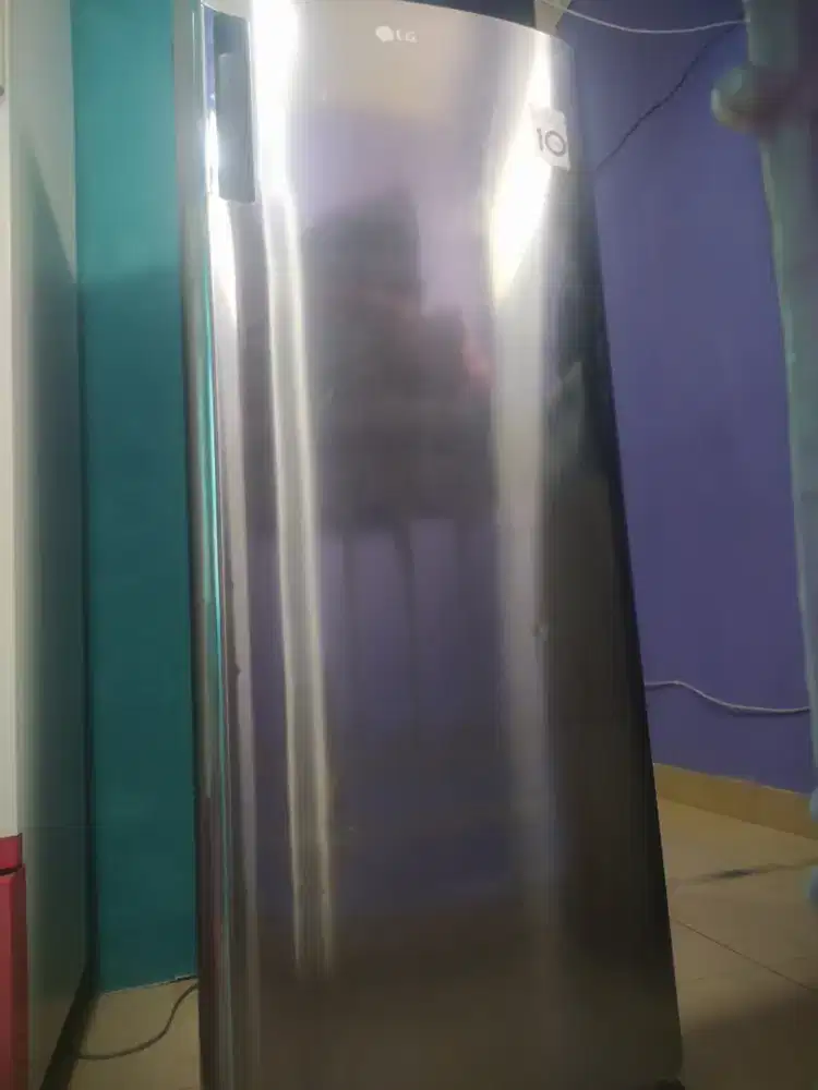 dijual freezer merk LG masih bgs