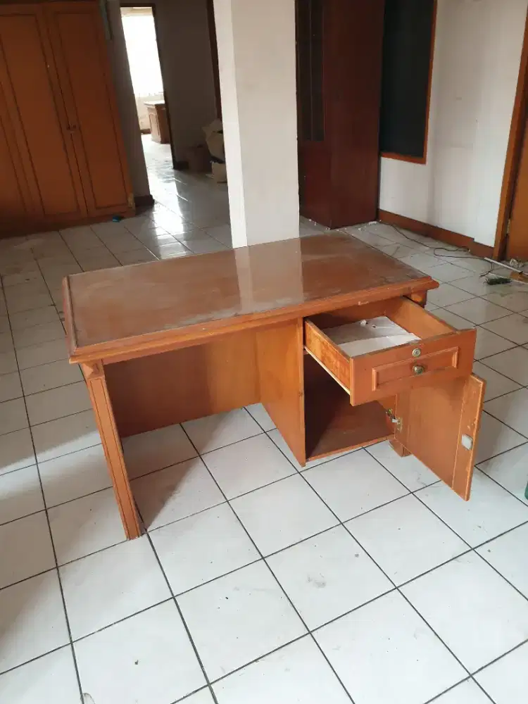Meja kantor kayu