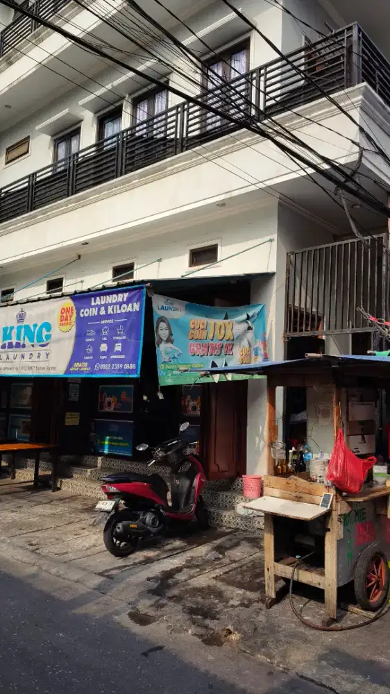 Tukang setrika uap dan packing laundry
