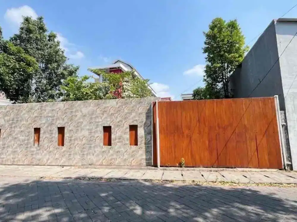 DISEWAKAN RUMAH KETINTANG SURABAYA – 440 m² | 4 KT | CARPORT 6 MOBIL