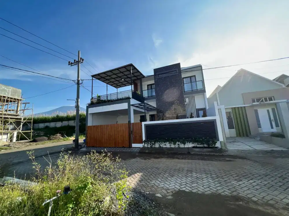 DIJUAL Rumah Minimalis 2Lt Include Furnish Dg Rooftop dan Private Pool Siap Huni Keamanan 24 Jam Dg Dekat Kampus ITN 2 dan Exit Tol di Perum Kencana