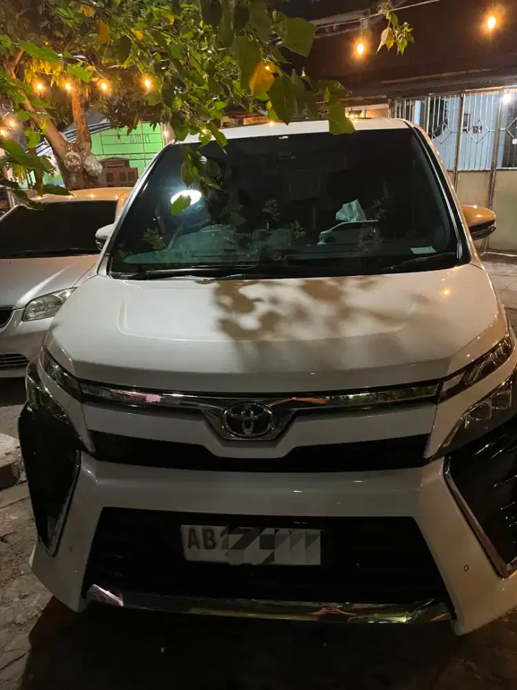 Toyota Voxy 2.0 AT 2018