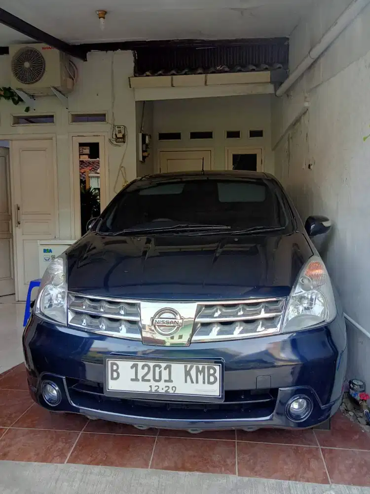 NISSAN GRAND LIVINA HITAM