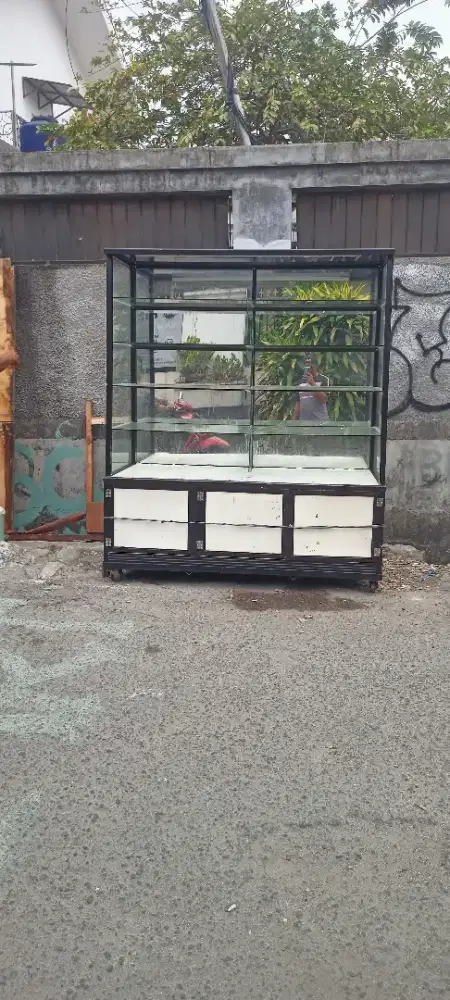 Etalase bekas pajangan roti