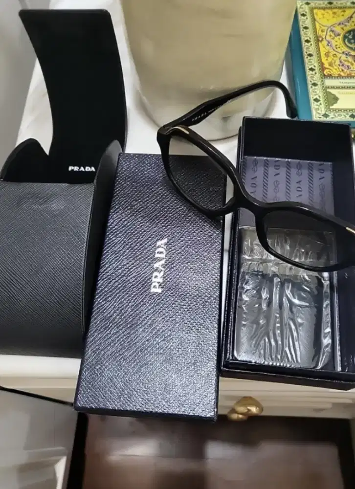 Kacamata Prada wanita
