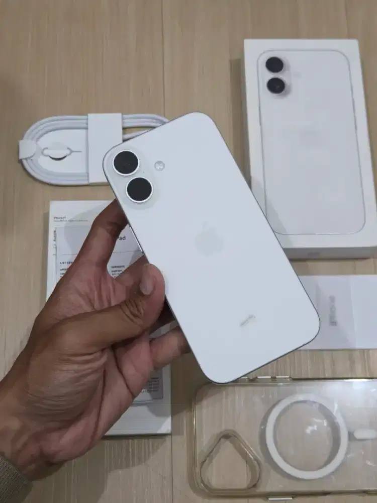 IPhone 17 basic 256gb Resmi ibox bh100% garansi on april 2027