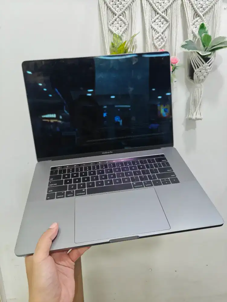 Macbook pro 2018 15 inch i7 16/256