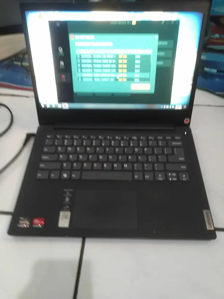 Lenovo IdeaPad Slim 3 14ARE05 Ryzen 3 4300U 4/256gb minus layar getar.