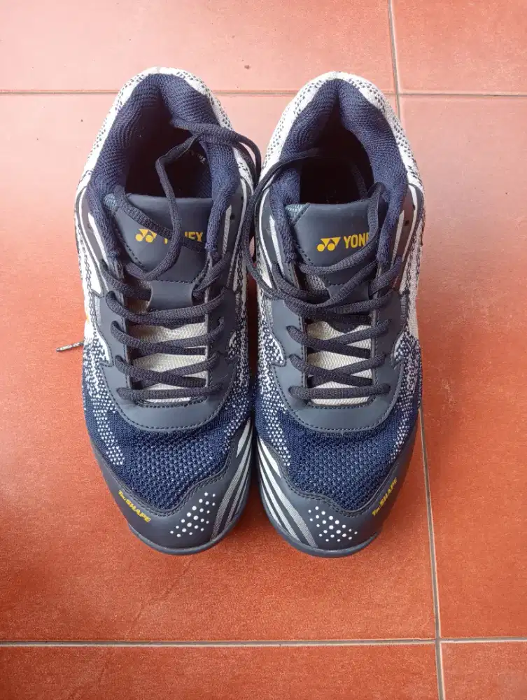 Sepatu badminton yonex