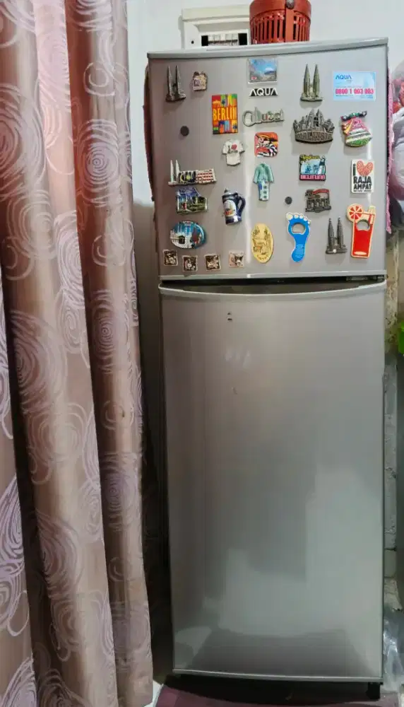 Kulkas 2pintu merk AQUA