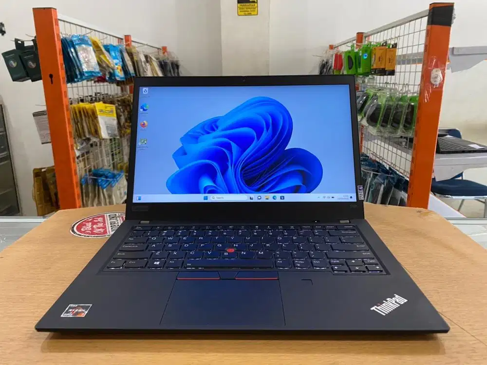 Lenovo ThinkPad T495 Amd Ryzen 7 Pro Ram 16GB SSD 512GB VGA 2GB Mulus