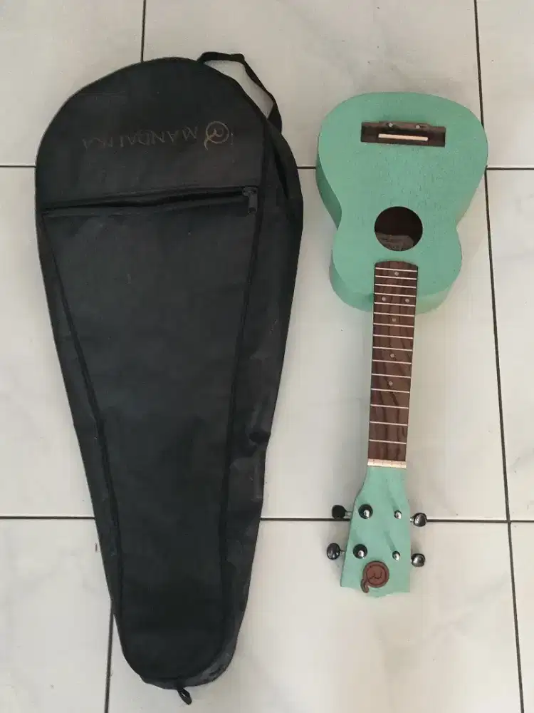 UKULELE MANDALIKA BEKAS