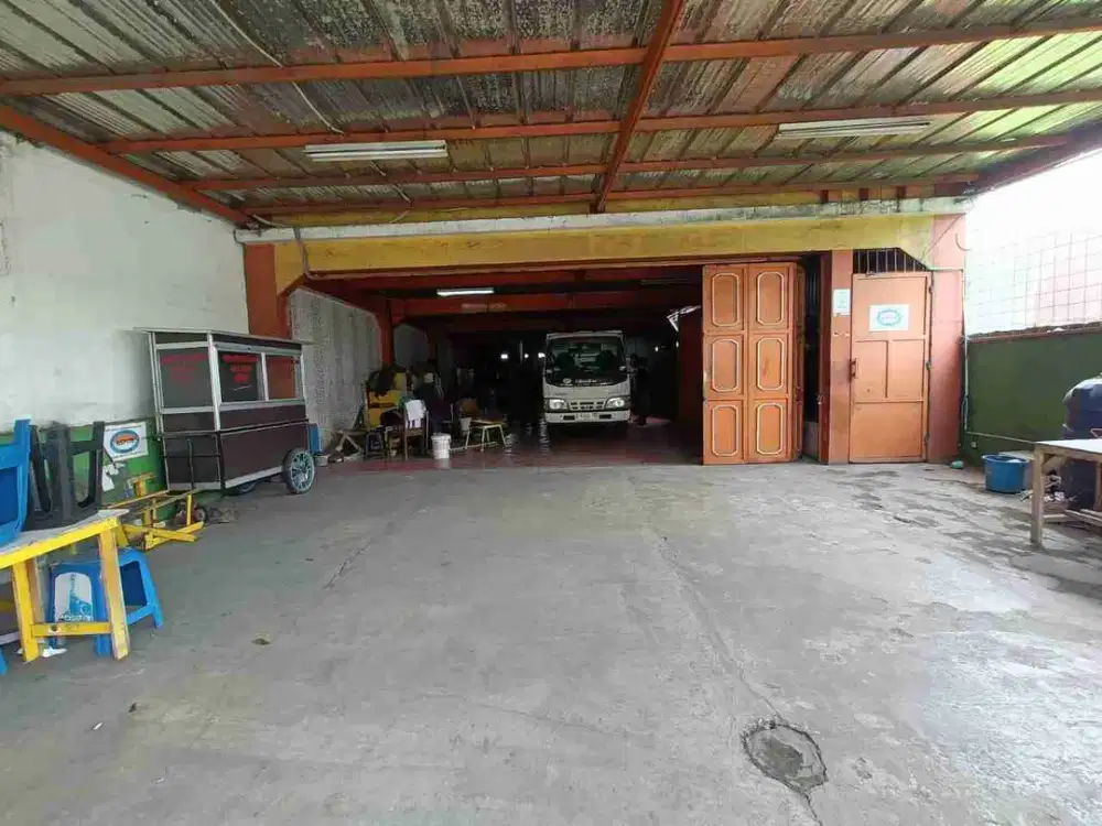 Disewakan Bangunan Ex Showroom Di Pinggir Jalan Raya jendral sudirman Di Bekasi