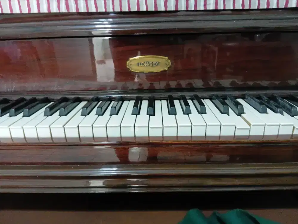 Piano Akustik Lowrey