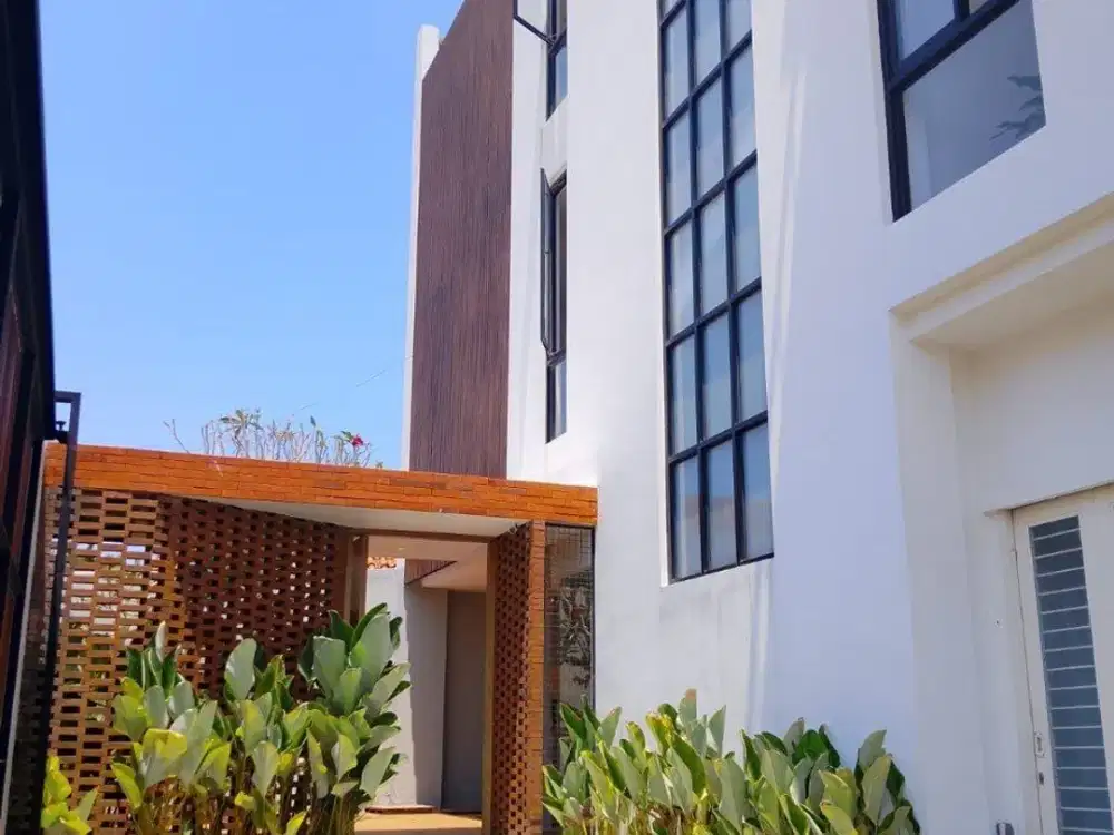 Rumah Semi Villa 3 Lantai dengan Private Pool Dijual di Muding