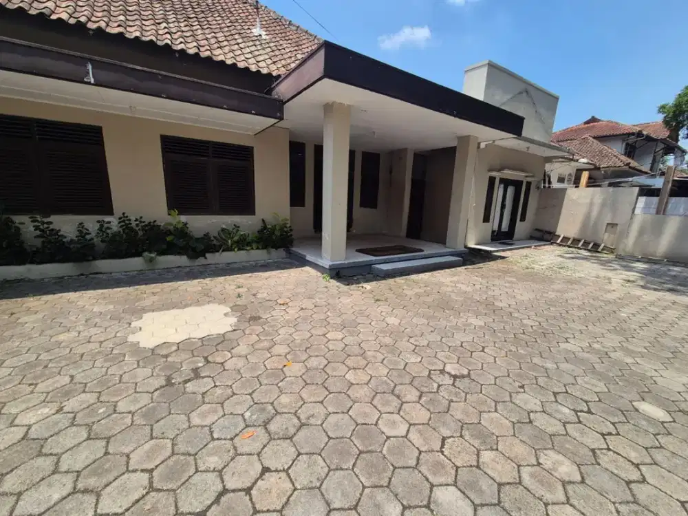Rumah Terawat di Sayap Ahmad Yani Dekat Jalan Riau Bandung