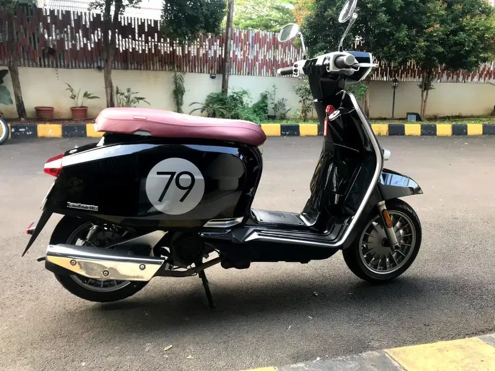 Lambretta V200 warna hitam matic barang terawat