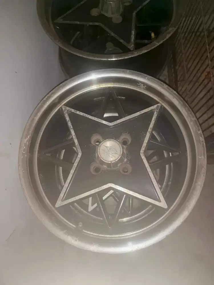 Velg mobil merk  League  ukuran 15 baut 4