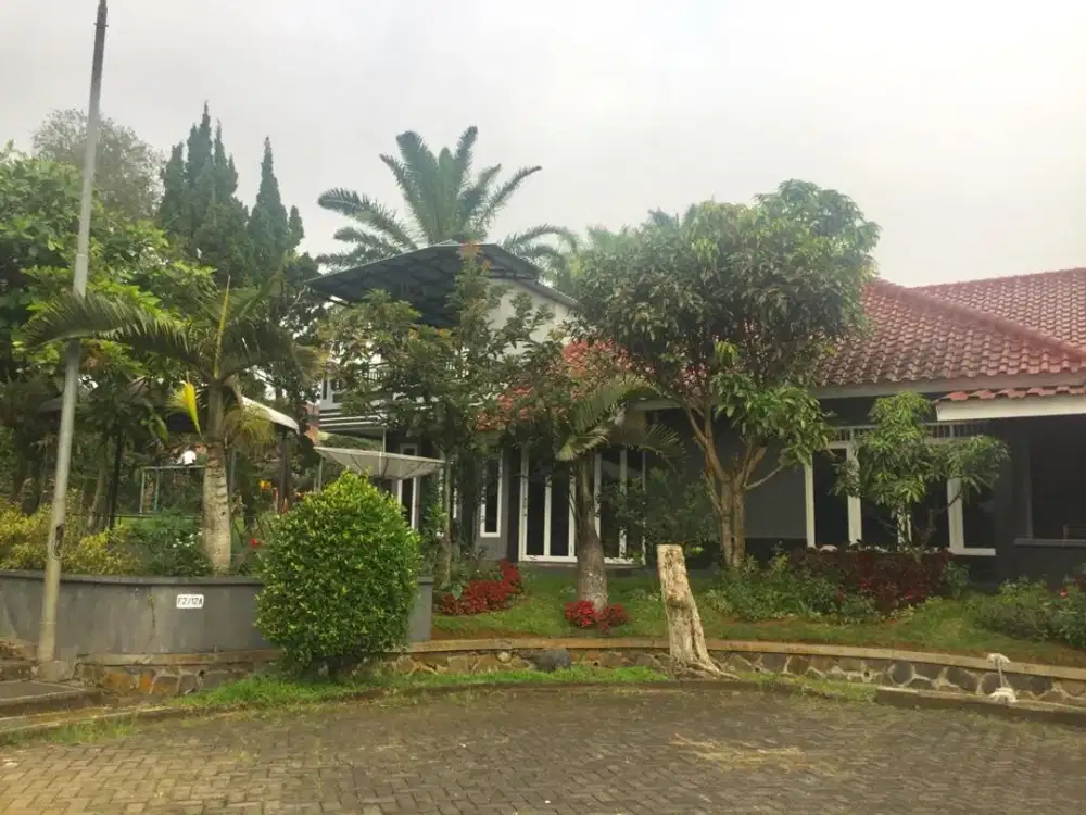 Villa di Kota Bunga Cipanas Posisi di Sudut Dekat Taman