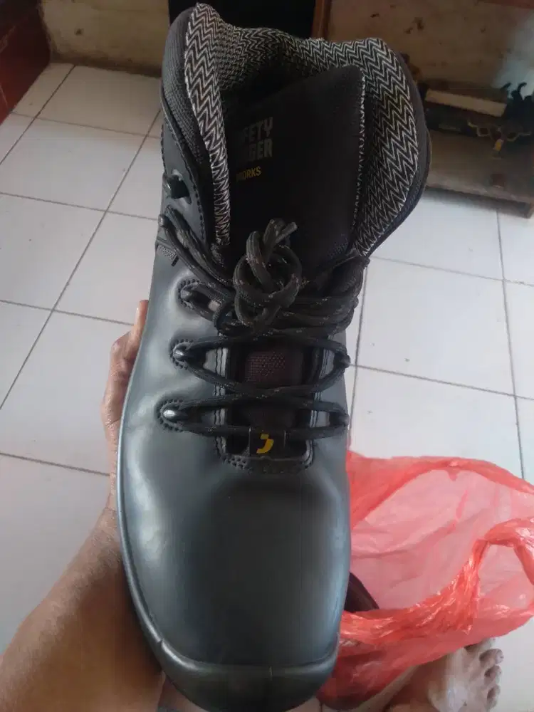 Sepatu Safe ukuran 42 merk..Jogger work x430 msh 99/%.