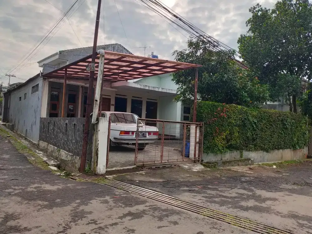 Rumah Lama Terawat Strategis Dekat Pintu Tol Pasteur Bandung