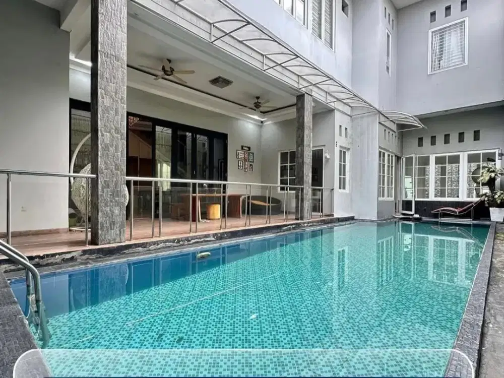 Dijual Cepat Rumah Jatiwaringin Komplek Bina Lindung, LT 386 m², LB 600 m², 5+1 KT, Swimming Pool, Gym, Full Furnished, Rp 5 M Nego