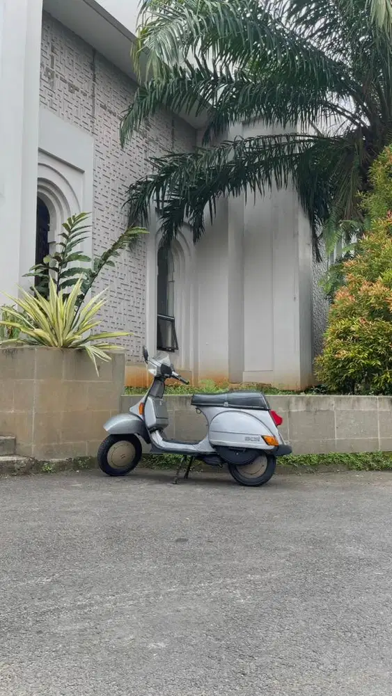 Vespa Excel Abu abu Salmon