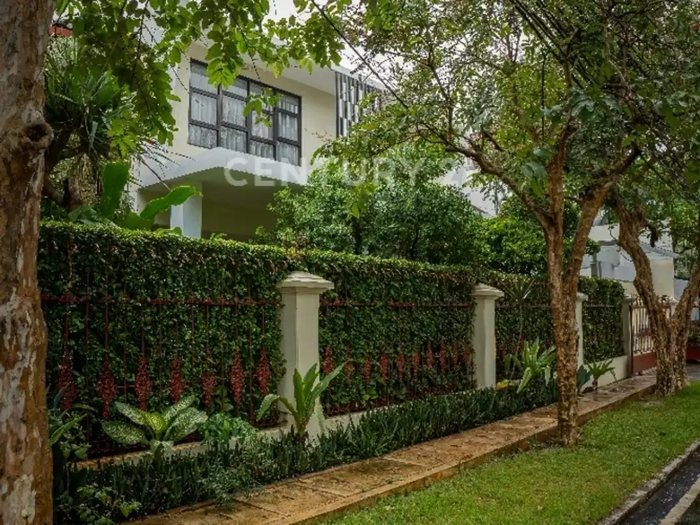 RUMAH OLD MONEY YANG NYAMAN DAN ASRI DI KAYU PUTIH RAWAMANGUN