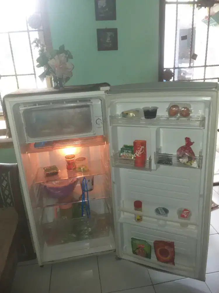 Kulkas 1 pntu sgt normal lengkap 4 th pakai free ongkir lalamove dkt