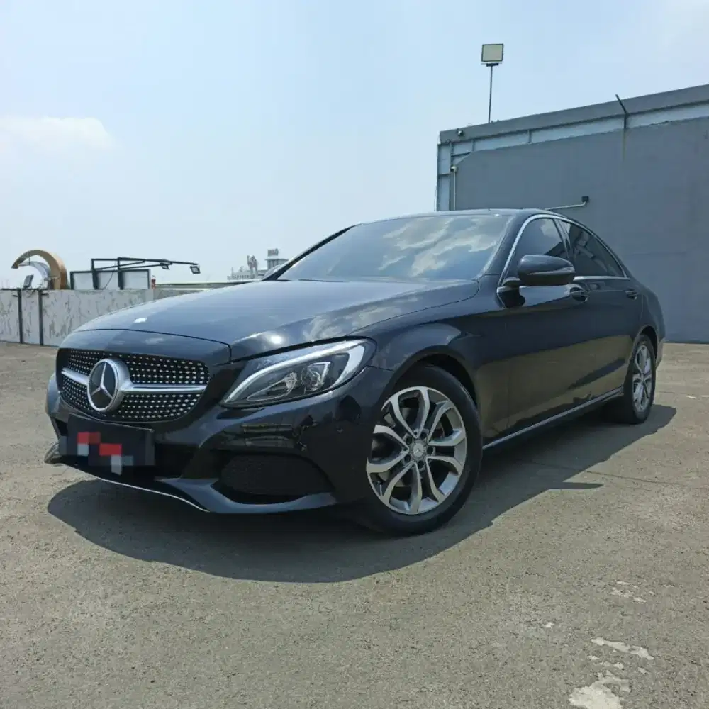 MERCY C200 AVANGARDE LINE AT 2018 FACELIFT BLACK ON BLACK LOW KM TOP