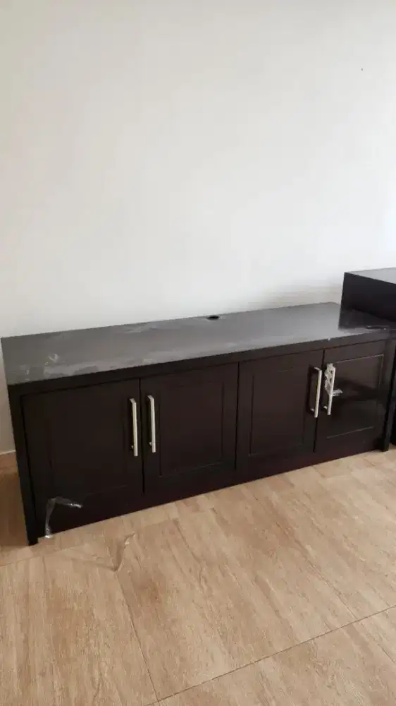 Lemari TV warna coklat