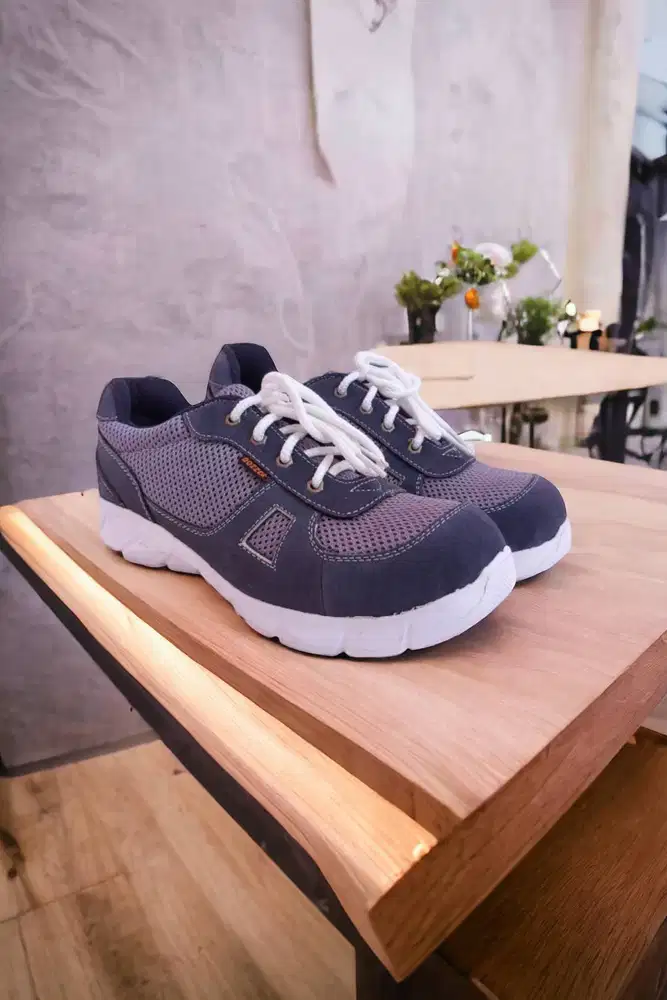 Smart Sepatu safety sol anti slip Batam