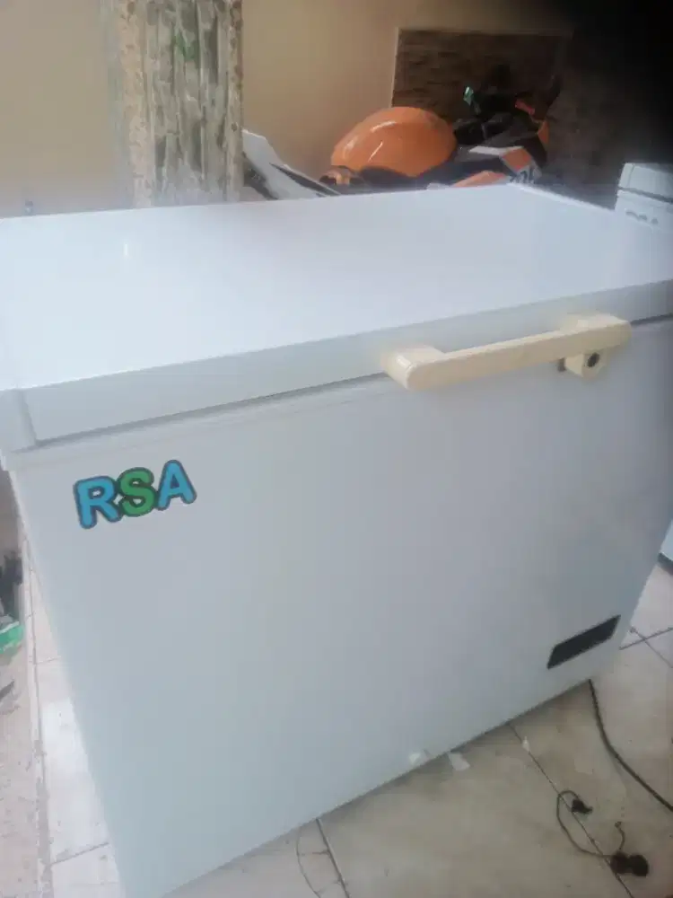 Di jual frezzer box merk RSA kapasitas 210 liter Normal beku SIAPPAKAI