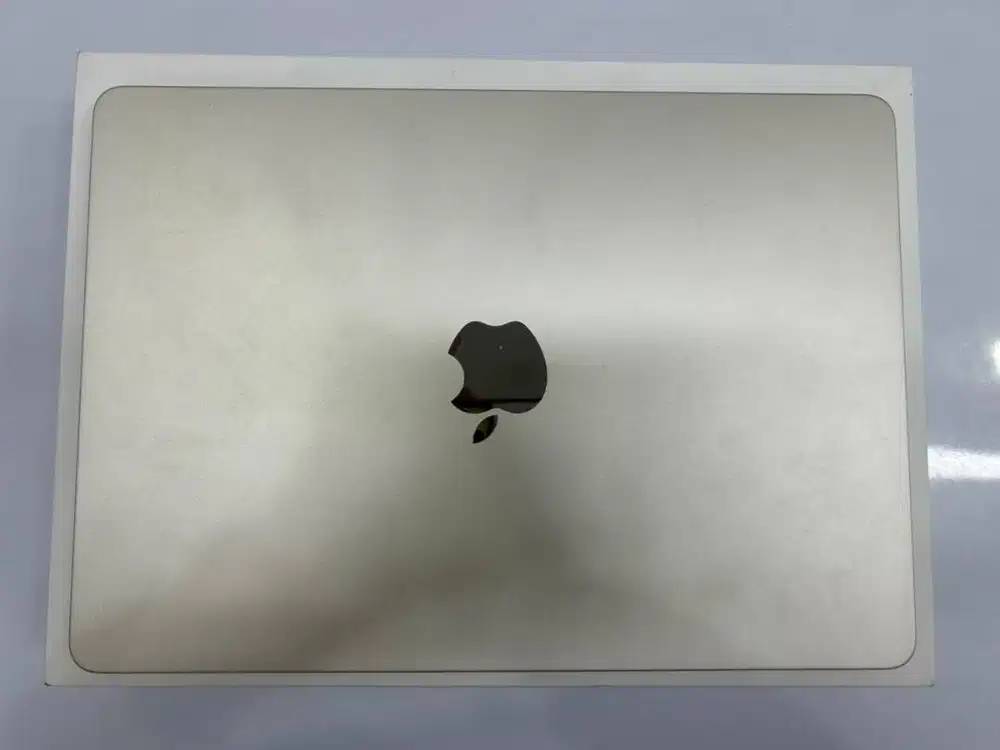 Fullset Macbook Air M2 2022 RAM 8/512gb Starlight