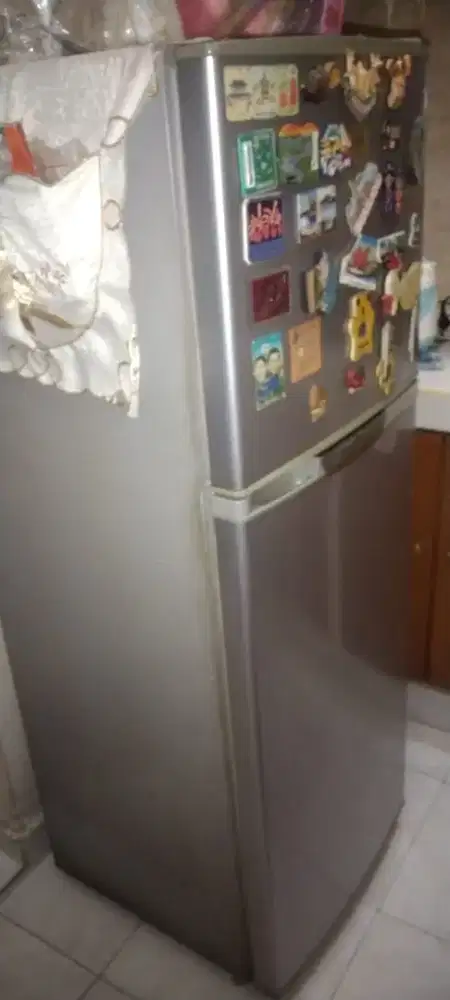 Dijual kulkas 2 pintu merek elektrolux
