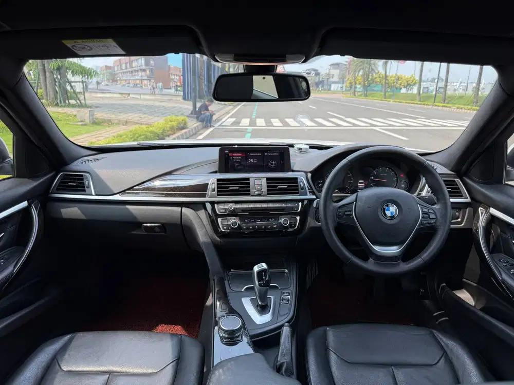 BMW F30 320i FACELIFT LCI LUXURY 2019 PUTIH SEDAN