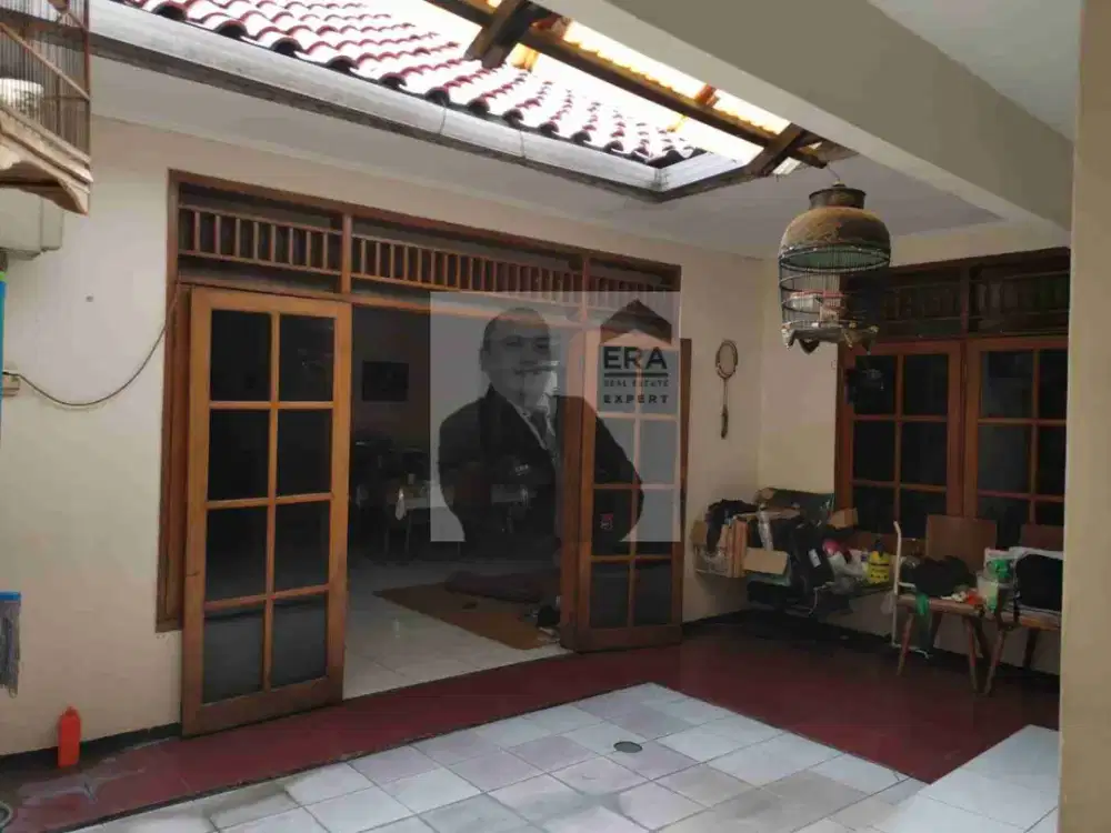 Disewakan rumah besar. Bisa untuk kantor. Strategis dan jarang ada!!