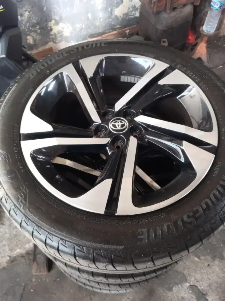 Velg R 18 original Yaris cross