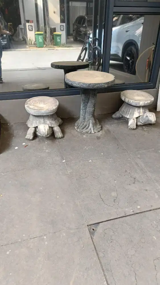 Meja dan kursi teras