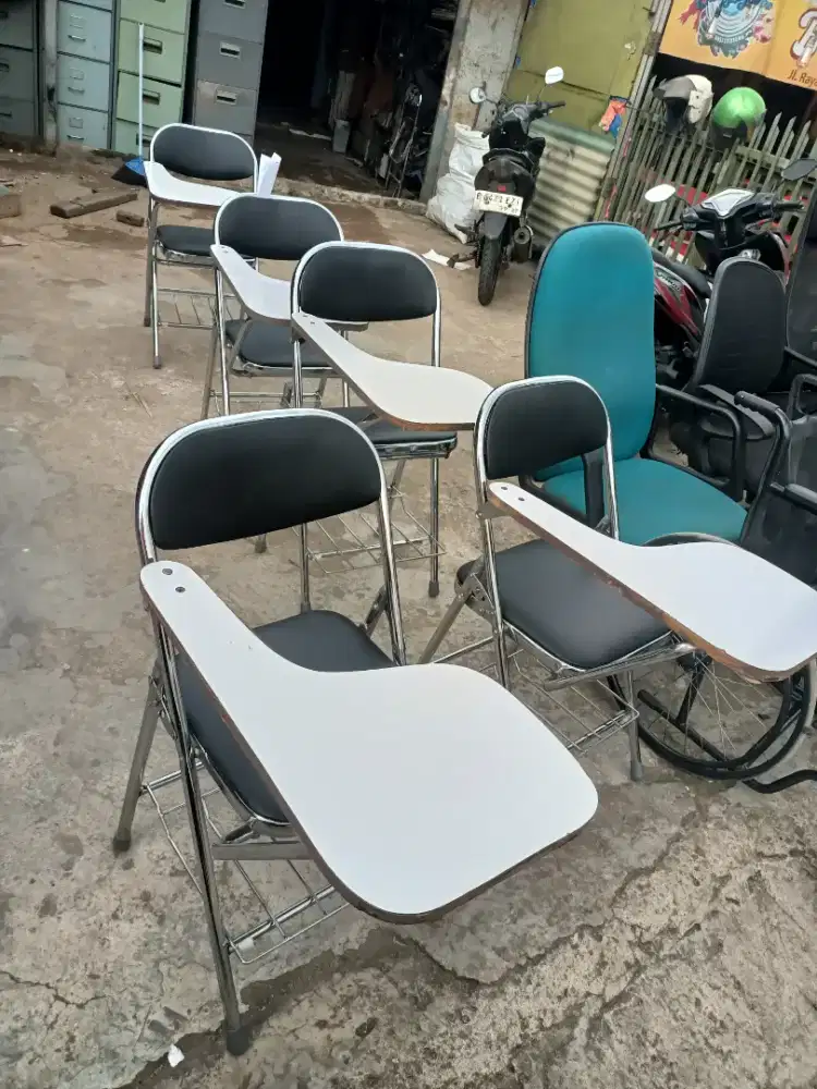 Bangku/ kursi kuliah/ kampus