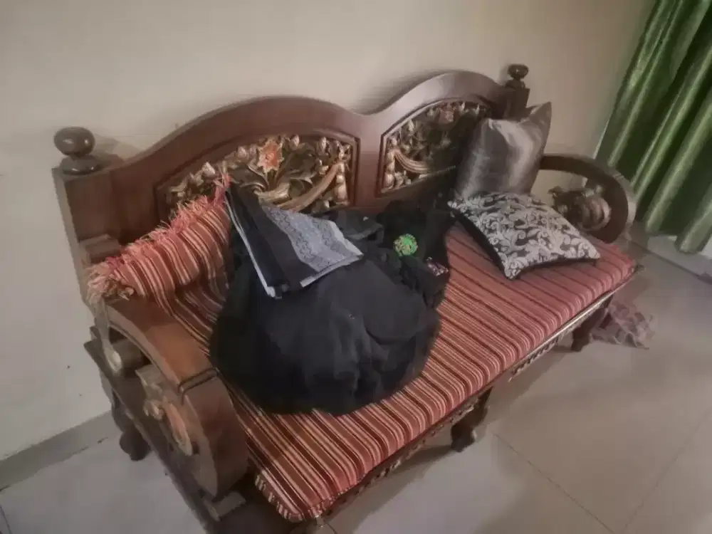 bangku ruang tamu kayu masih bagus dan baik