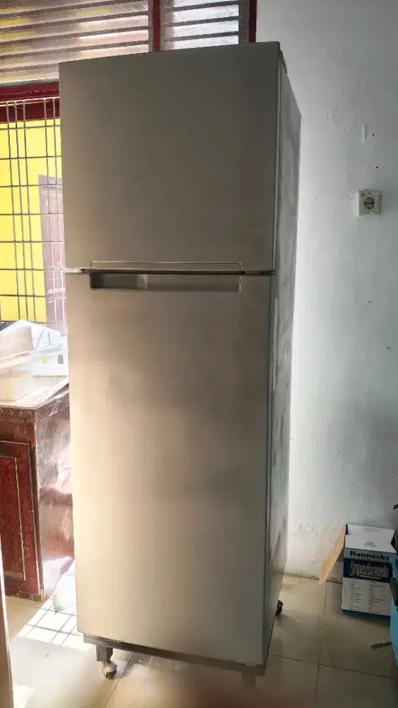 Dijual murah 2 jt kulkas merk samsung masih bagus