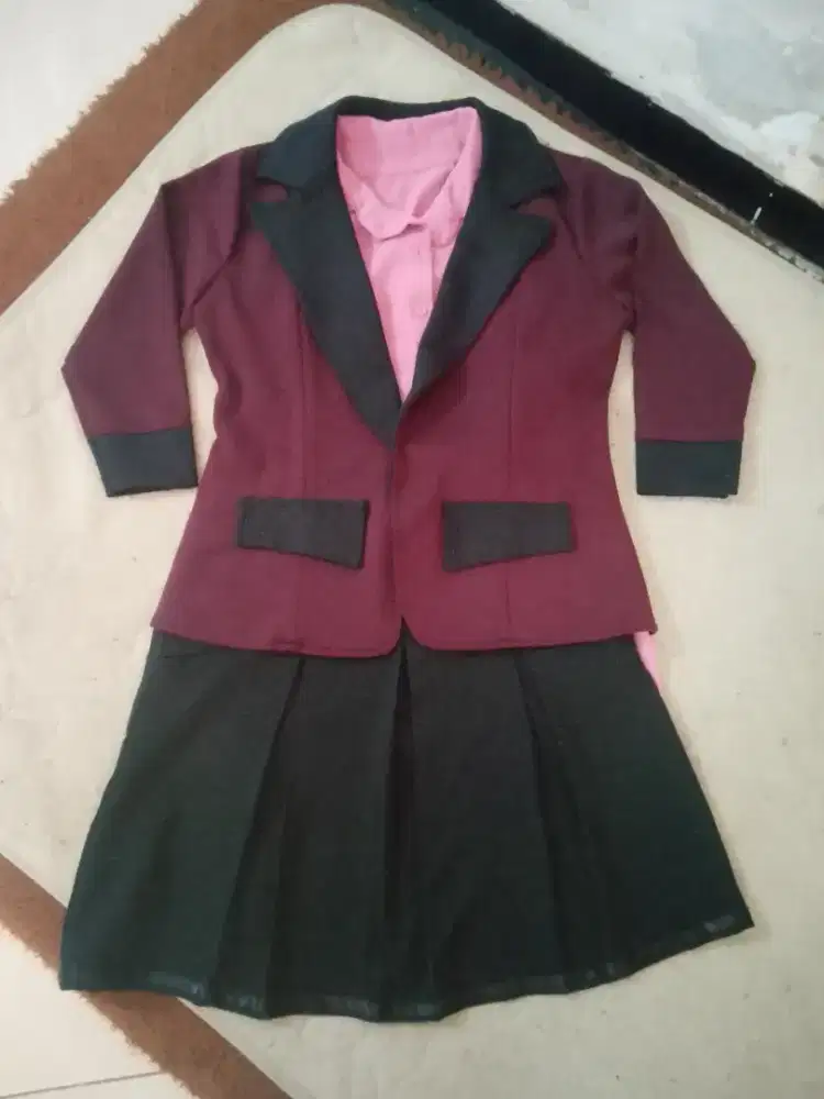 Satu set baju kerja blazer dan rok kerja wanita