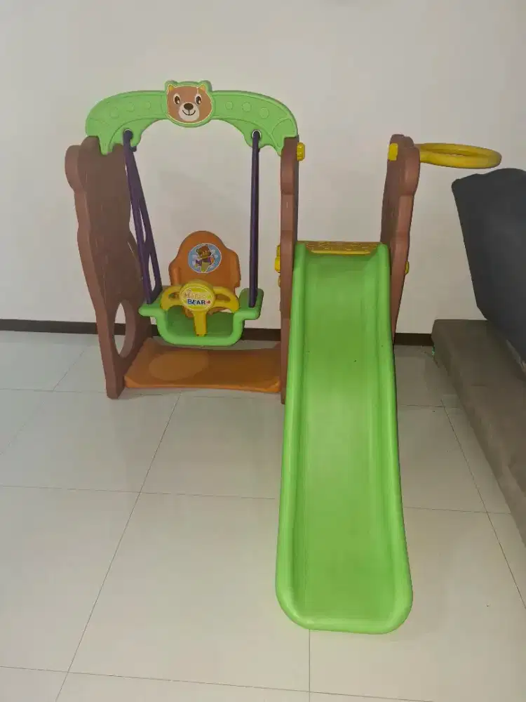Mainan ayunan dan perosotan anak
