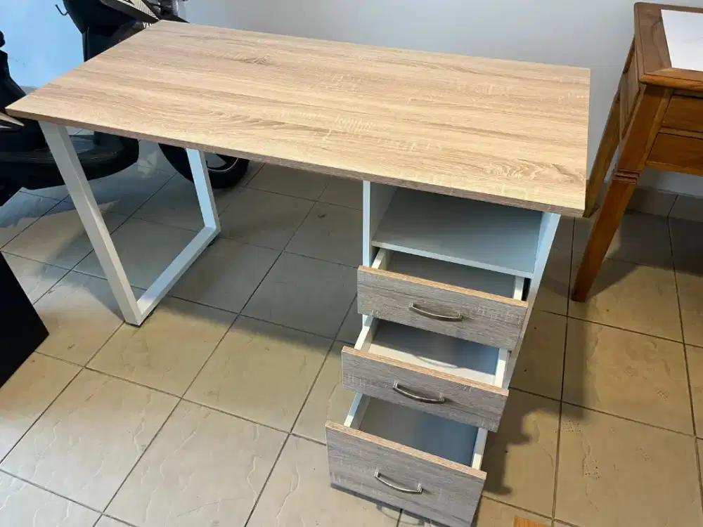 Meja Belajar Minimalis Informa

L 69cm x P 120cm x T 45cm