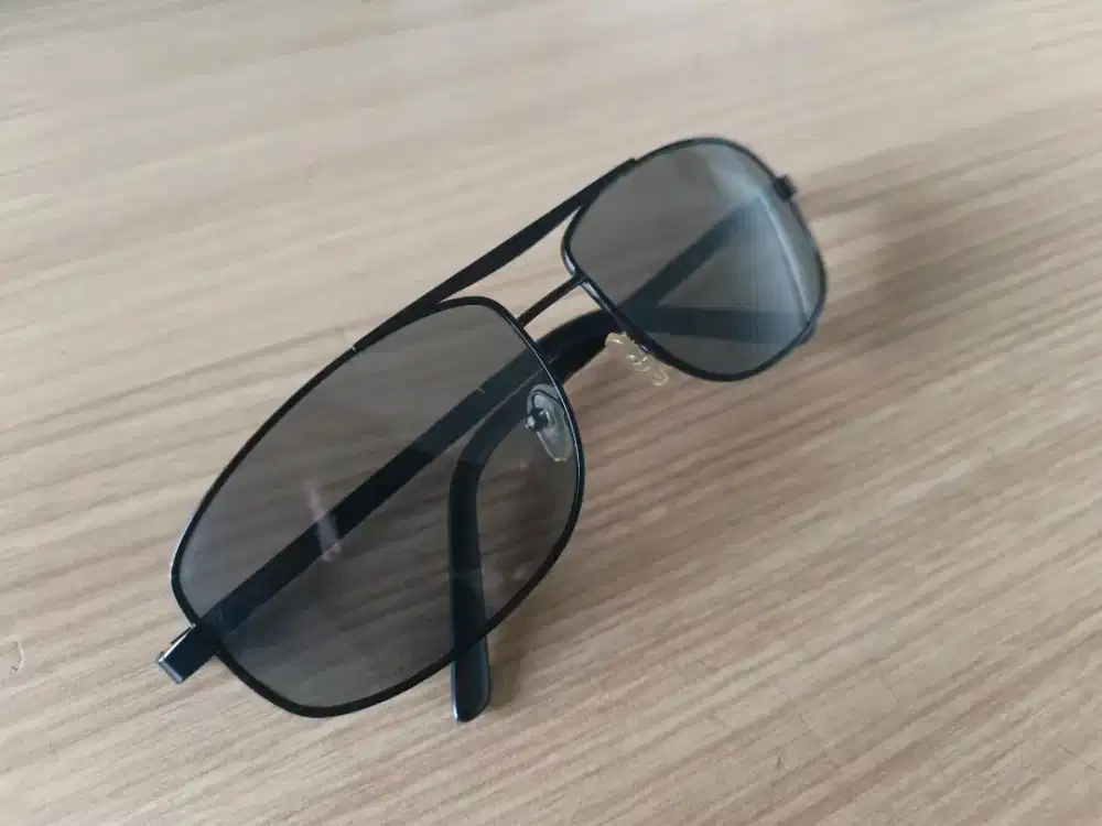 Kacamata Hitam Mulus, no minus