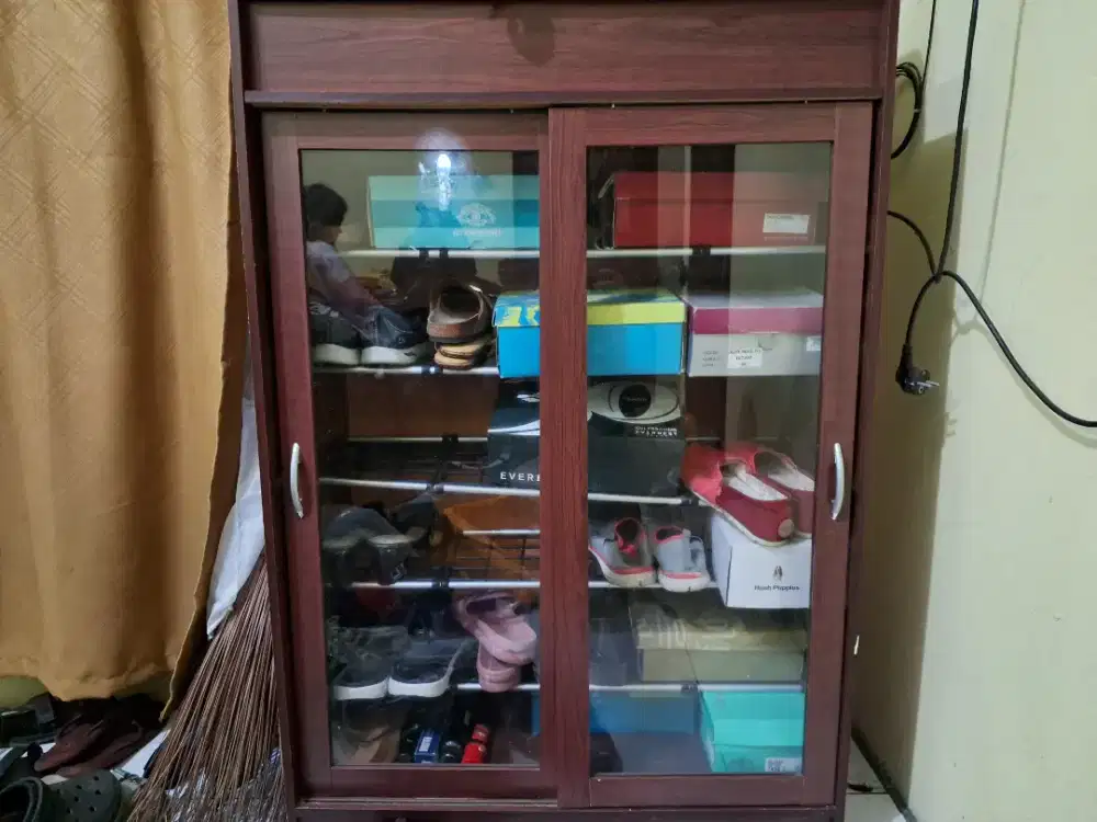 Dijual rak sepatu kayu + pintu kaca