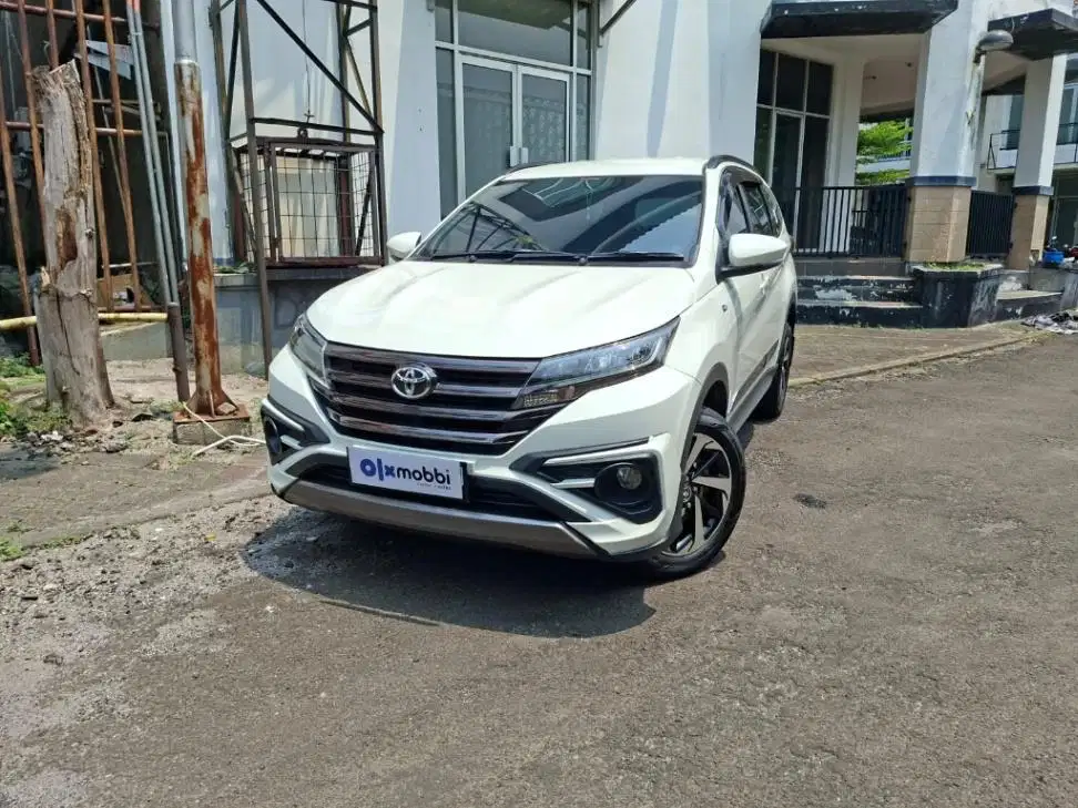 Pajak Panjang - Toyota Rush 1.5 S GR Sport Bensin AT 2022 Putih